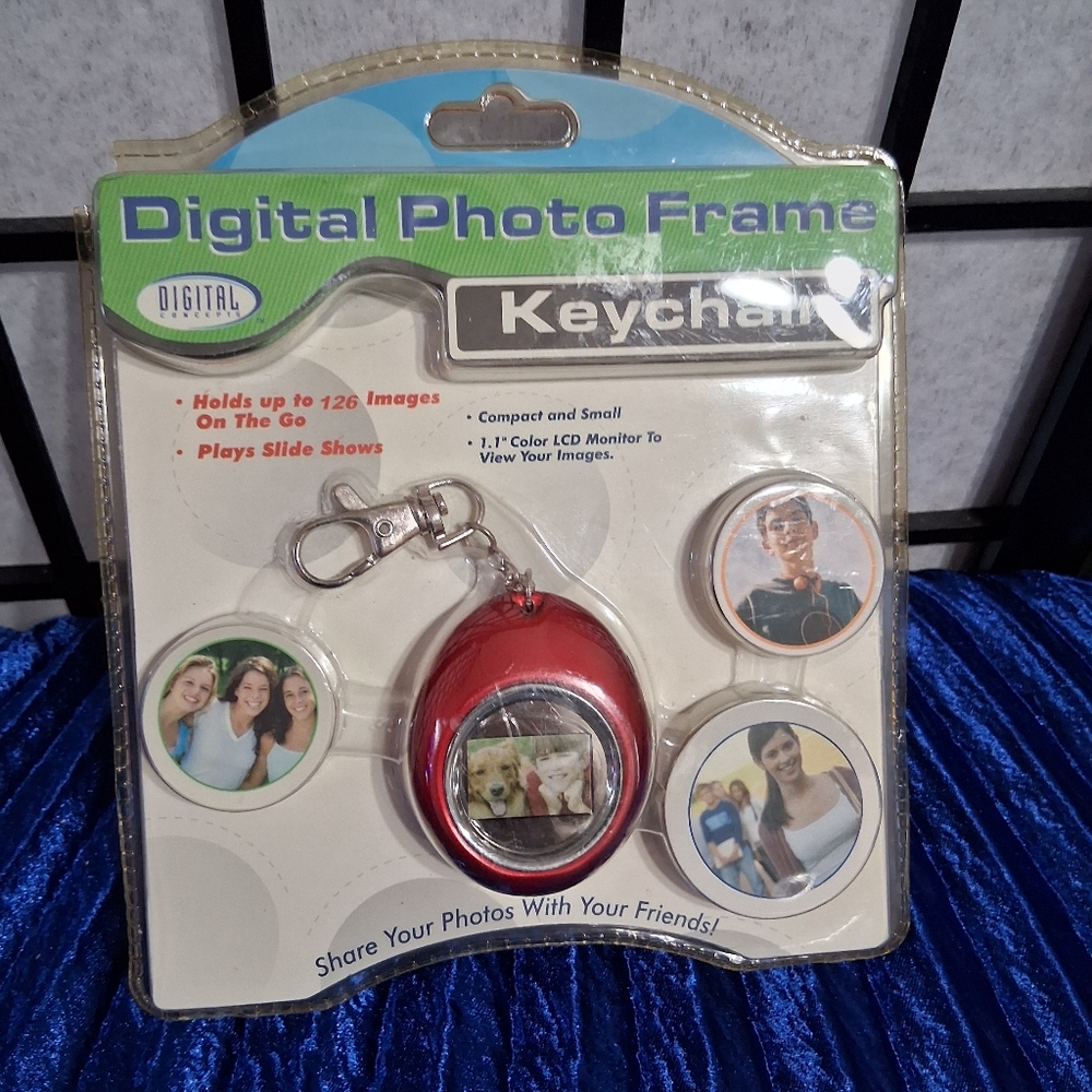 Red Digital Camera with Portable Display - Picture 9 of 12